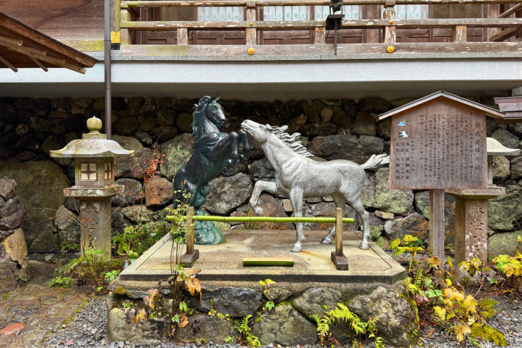 貴船神社の境内にあった馬の像
