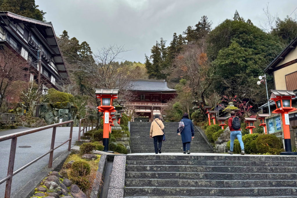 鞍馬寺の階段側から撮影した様子