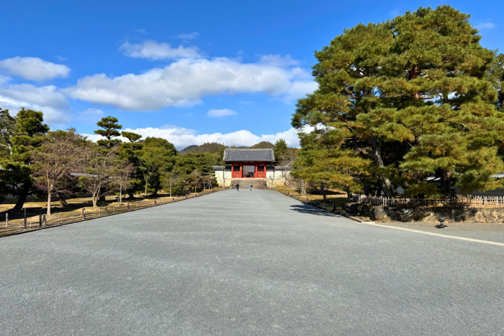 任和寺の大通り