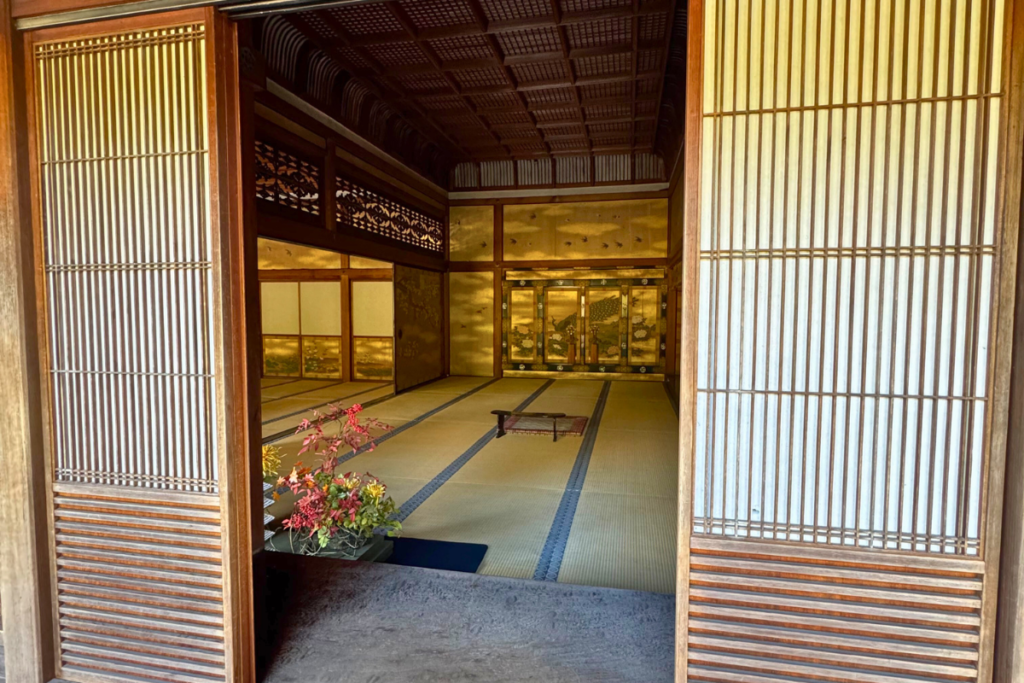 宸殿(しんでん)の外側から見た様子