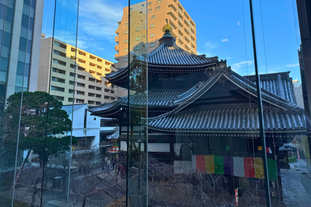 隣のビルから見た六角堂